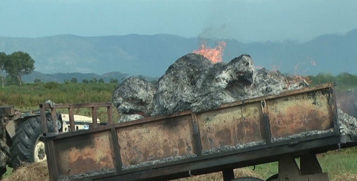 I goditi rrufeja/ Traktori u përfshi nga flakët, gruaja vdiq në vend