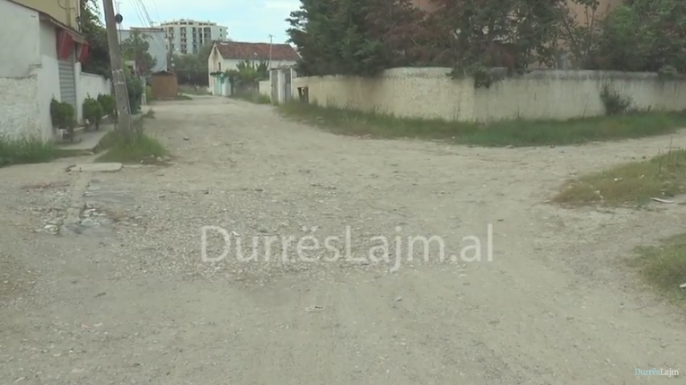 Durrës, banorët ankohen për rrugën: Ishte më mirë para 30 vitesh! (VIDEO)