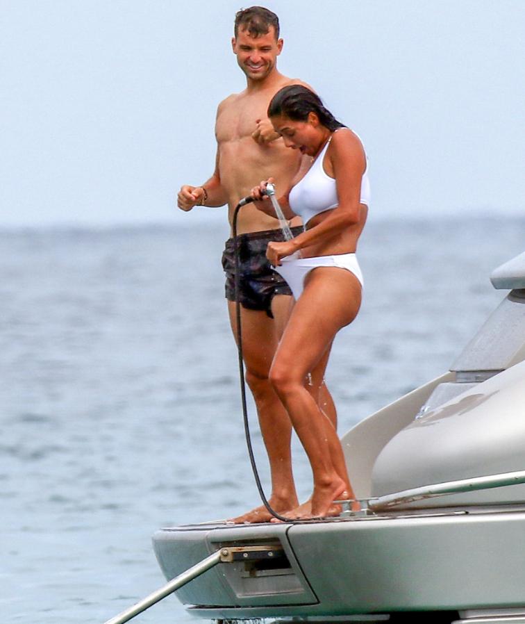 Fotografët kapin ‘mat’ këngëtaren e njohur (FOTO)