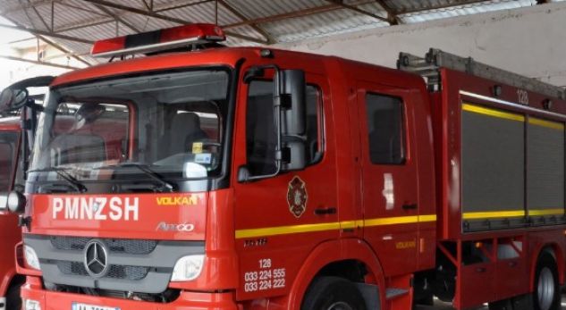 Vila 3-katëshe përfshihet nga flakët pas shpërthimit të bombolave të gazit