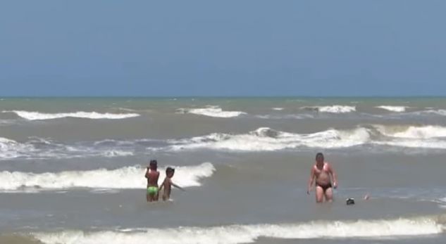 Kujdes në këtë plazh! Pushuesit ankohen për pickimet e peshkut “harabel”