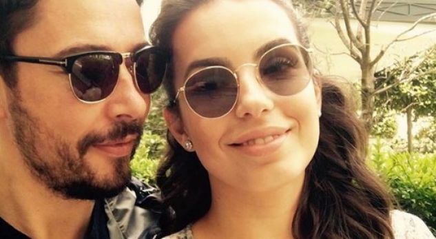 Befason Shkëlzeni, ndan foton ‘hot’ në krahët e Arminës