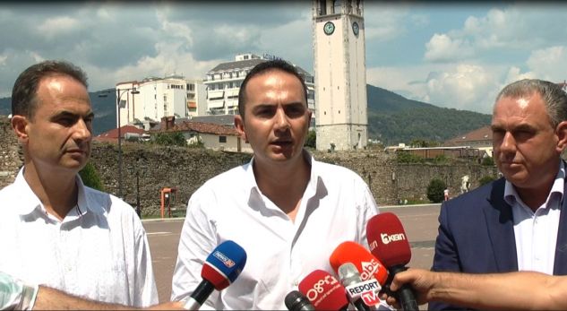 “Bandat dogjën makinën e dhëndrit të kryebashkiakut, policia fsheh ngjarjen”