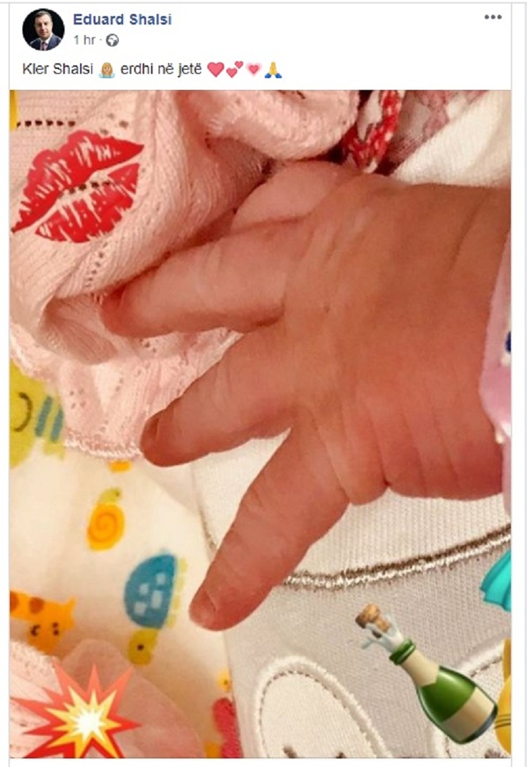 Deputeti socialist bëhet sërish baba, poston foton e vajzës në “Facebook”