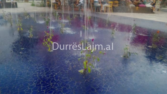 Shihni si tallen qytetarët me shatërvanet e Durrësit (FOTO+VIDEO)