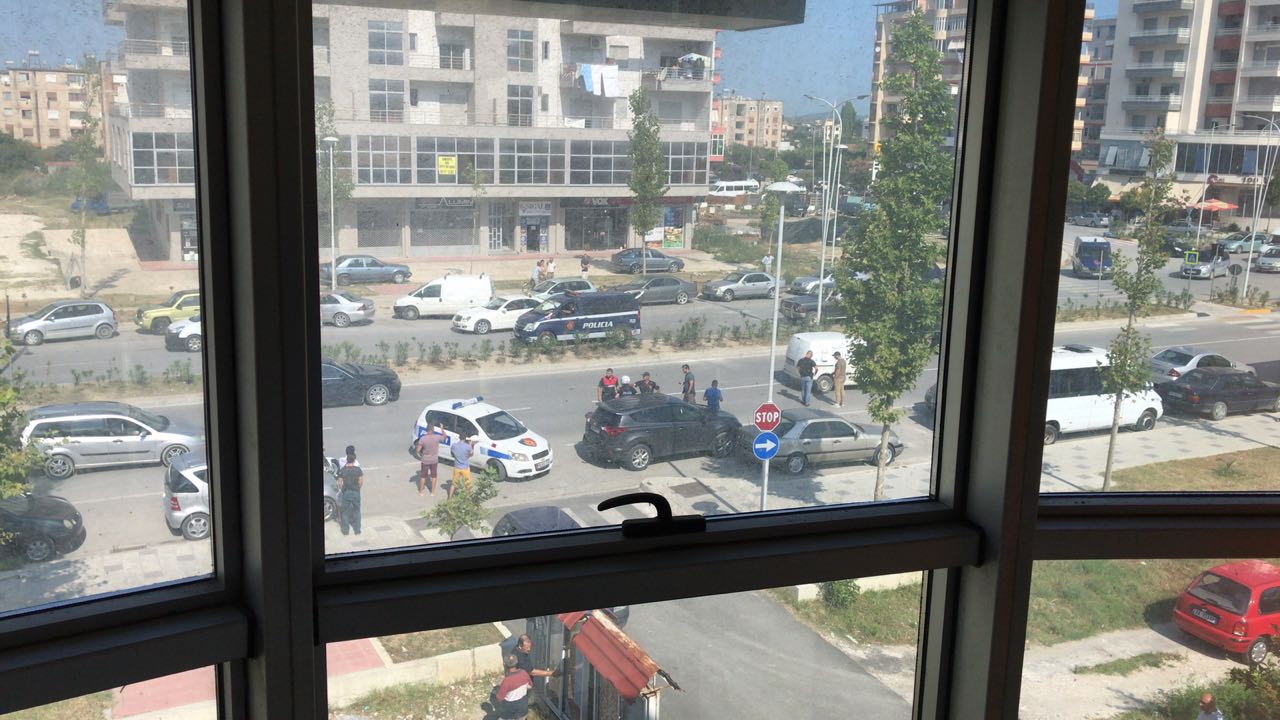 Sherr i rëndë dhe përleshje mes palëve në Gjykatën e Vlorës, ka të plagosur (FOTO)