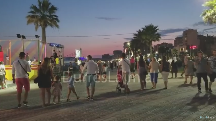 Rikthehet argëtimi në shëtitoren “Taulantia” (VIDEO)