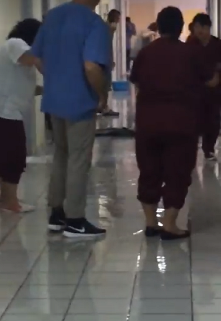 Shiu përmbyt edhe spitalin në Shkodër, sanitaret largojnë ujin me fshesa (VIDEO)