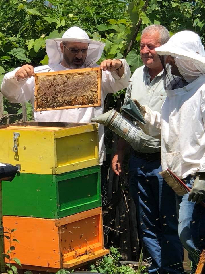“Një thumb larg”, Saimir Tahiri befason sërish, shihni çfarë bën në fshat (VIDEO+FOTO)