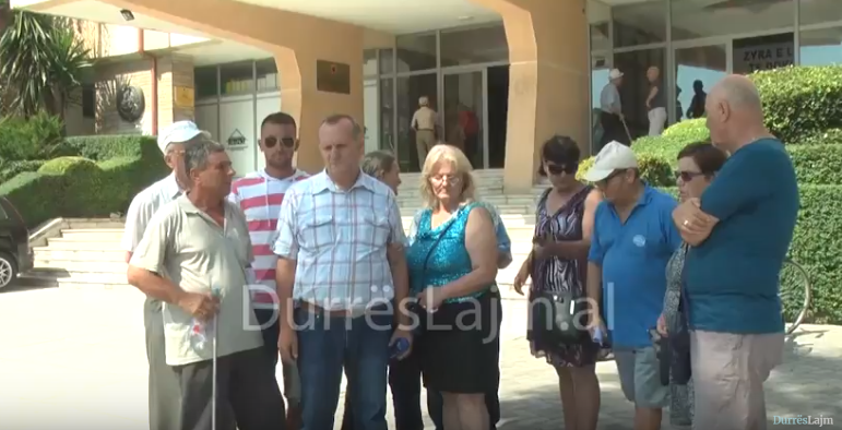Probleme edhe te shoqata e të verbërve në Durrës (VIDEO)