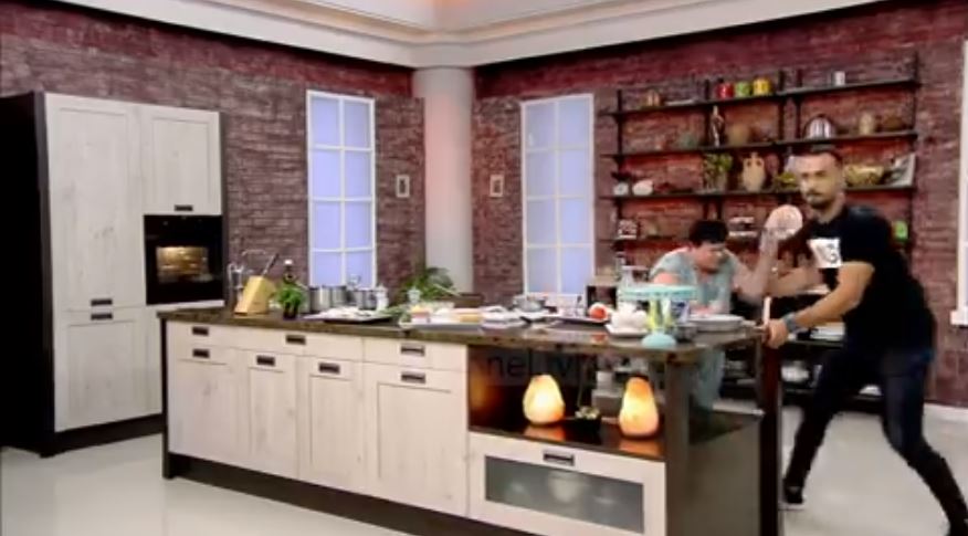 Përjetimi live i tërmetit/ Moderatori në “Top Channel” del me vrap, gazetarja frikësohet (VIDEO)