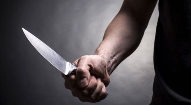 Iu sul me thikë tre të rinjve për t’i vrarë, merr fund arratia për 35-vjeçarin