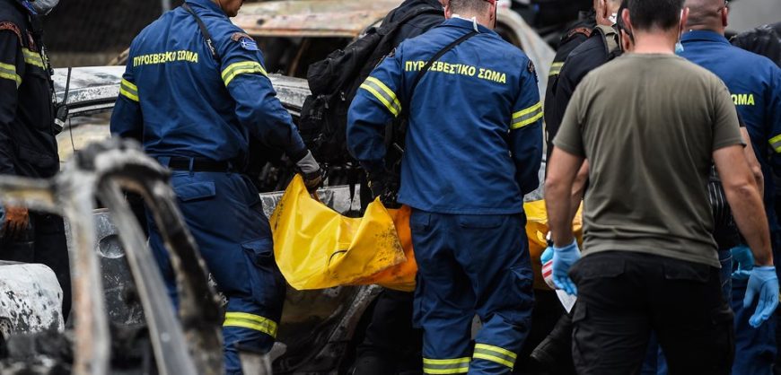 Shkon në 82 numri i viktimave nga zjarret në Greqi, njerëzit nuk identifikojnë dot të afërmit