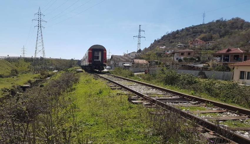 Gjendet i vdekur mbi shinat e trenit një person