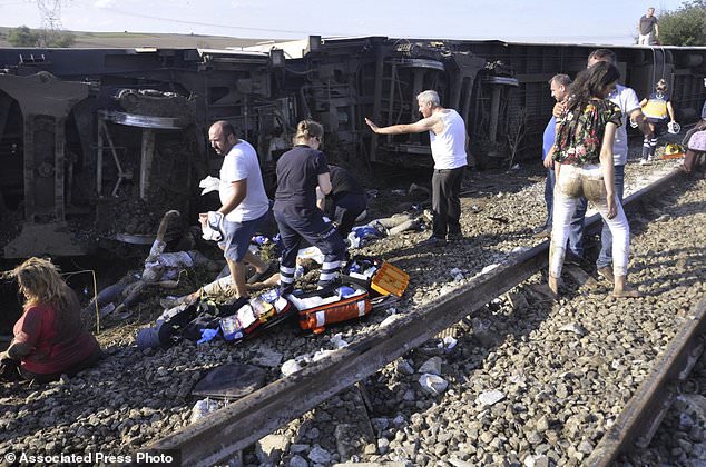 Treni del nga shinat, 10 viktima e mbi 70 të plagosur