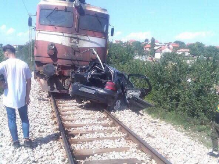 Treni i linjës Kumanovë-Shkup përplas makinën, 3 të vdekur