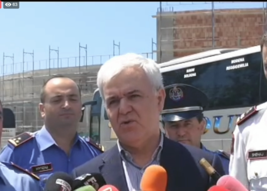 Ministri Xhafaj thumbon opozitën: Shpif, shpif se diçka do mbetet!