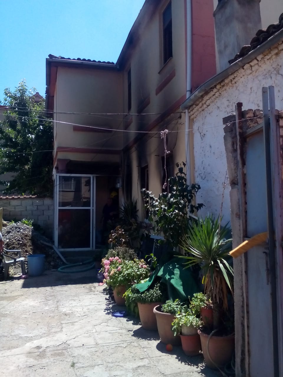 Bie zjarr në banesën me familjarët brenda, dyshimet e para