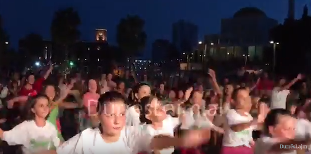 “Kids Zumba Night” në Durrës, tërheq vëmendjen e durrsakëve dhe turistëve (VIDEO)