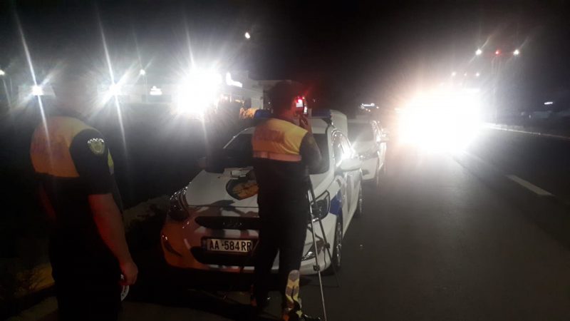 Makina “fluturonte” në Tiranë-Durrës, policia: Do shkojnë në shtëpi pa patentë, jo patenta pa të zotin