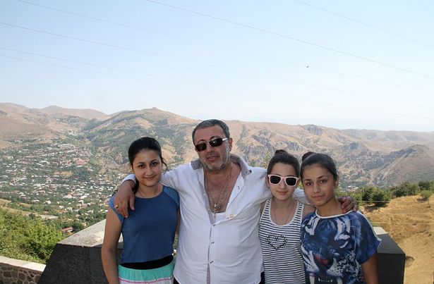 Tri motrat adoleshente vrasin babain me thika