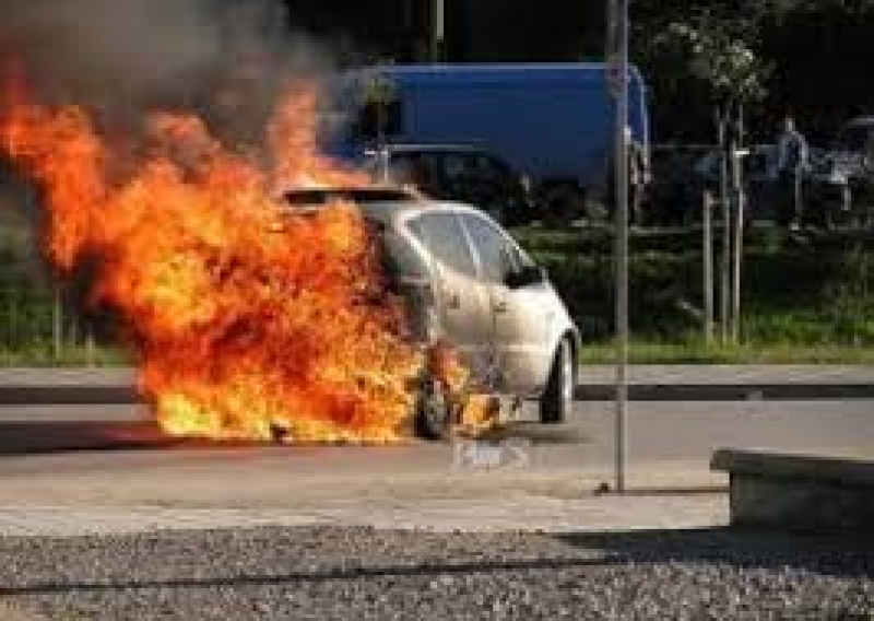 Merr flakë në ecje “Benz”-i në Durrës