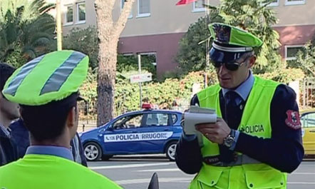 Policia Rrugore fton qytetarët të bëjnë kujdes! (VIDEO)
