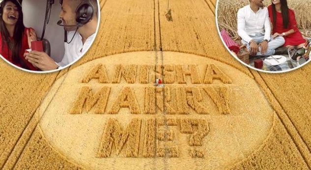 Propozimi romantik në fushën e misrit (FOTO)