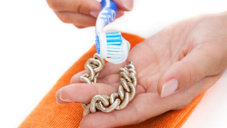 6 produktet që na duhen për të pastruar bizhuteritë