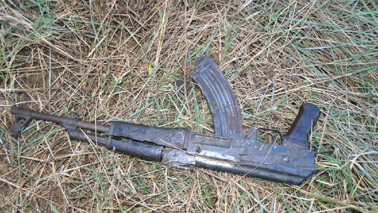 E dhunoi bashkëshorti, gruaja merr automatikun dhe qëllon në ajër! Arrestohen të dy