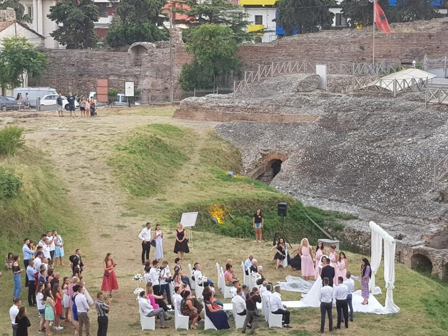 E rrallë/ Çifti lidhet në martesë në Amfiteatrin e Durrësit (FOTO)