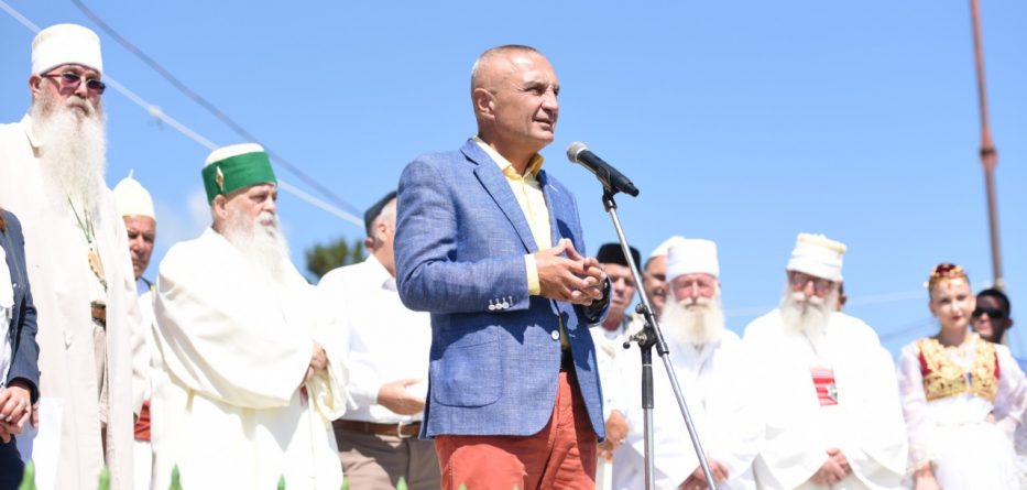 Meta merr pjesë në pelegrinazhin në malin e Tomorrit