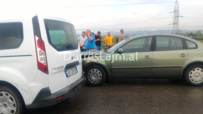 Aksident i 6-fishtë në autostradën Durrës-Tiranë (FOTO)