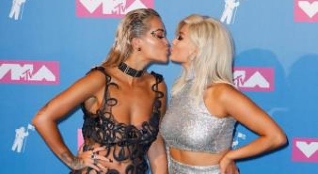 Puthje në buzë mes Rita Orës dhe Bebe Rexhës në MTV VMA