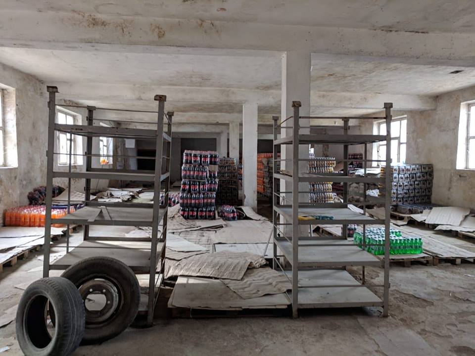 AKU vijon aksionin, bllokon në një magazinë 1648 koli pije energjike