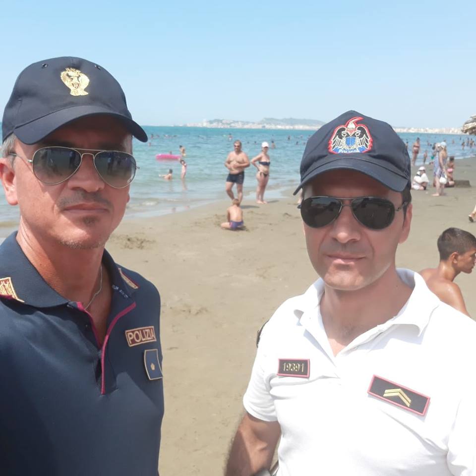 Inspektori i policisë italiane patrullon plazhin e Durrësit bashkë me kolegun shqiptar (FOTO)