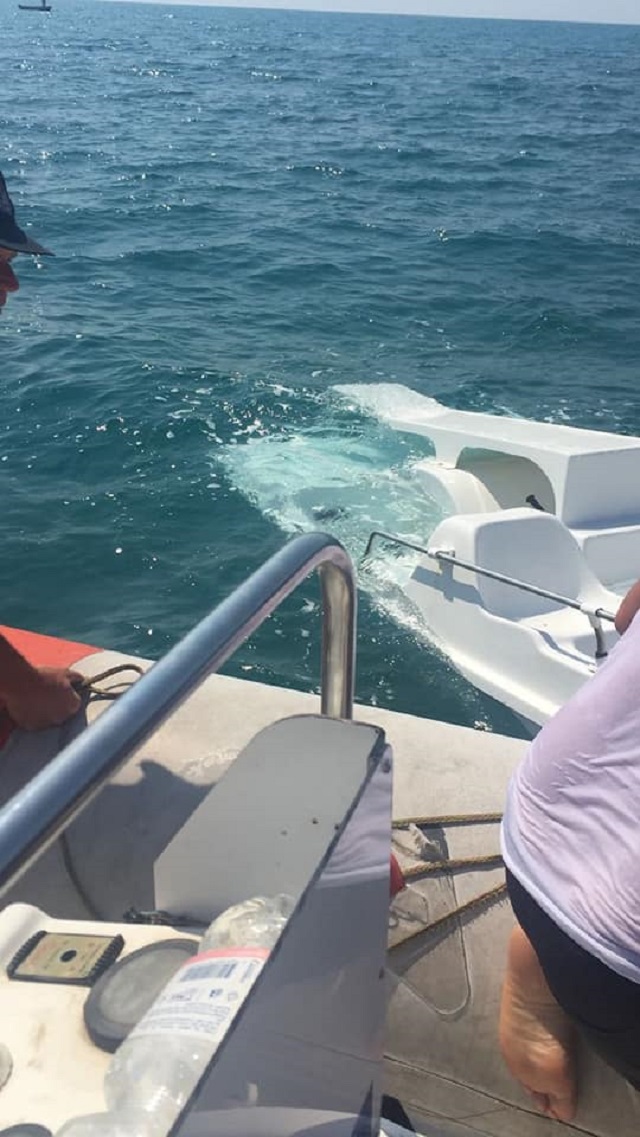 Varka nis të fusë ujë, shpëtohen 3 pushues në bregdetin e Durrësit