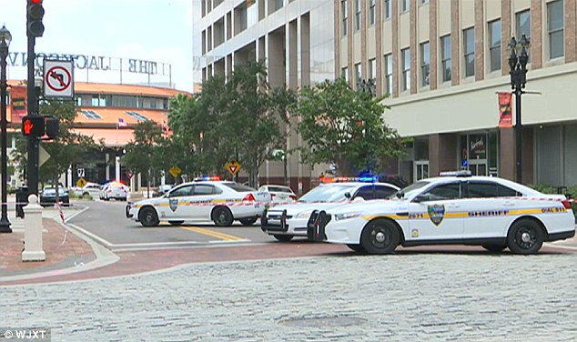 Të shtëna me armë brenda një kompleksi, 4 të vdekur (VIDEO)