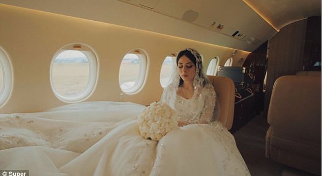 Dhëndri merr nusen me aeroplan privat! (FOTO)