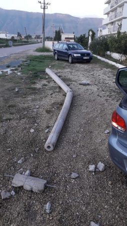 Makina përplaset me shtyllën, lë pa energji gjithë zonën
