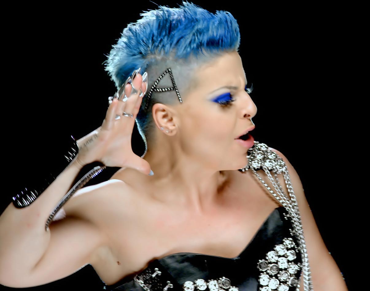 E pyesin ku e blen mallin, ja si përgjigjet Aurela Gaçe