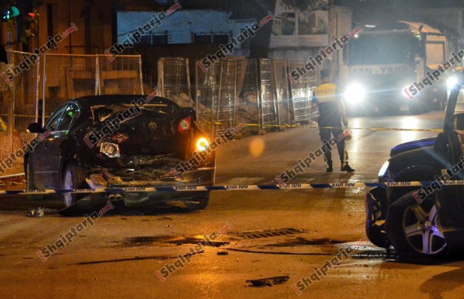 Thyejnë postbllokun e policisë në Tiranë, 2 të rinjtë shkaktojnë aksident dhe kapen me armë