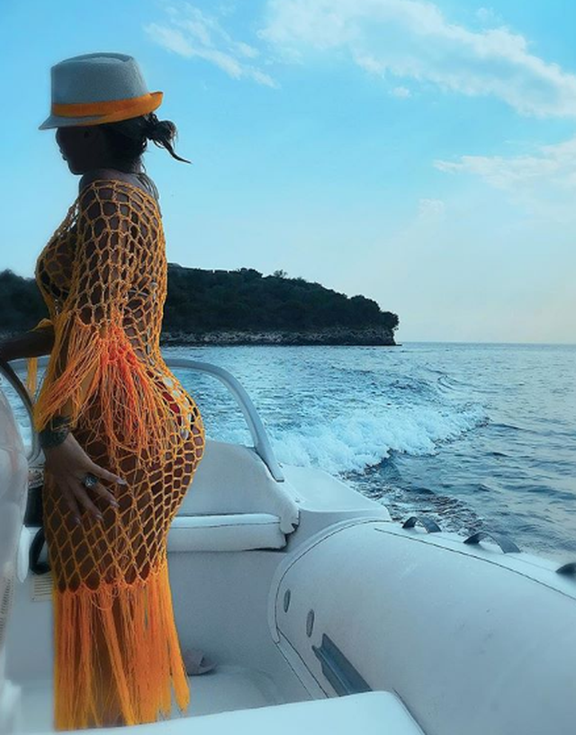 Prezantuesja e njohur pozon toples para pasqyrës