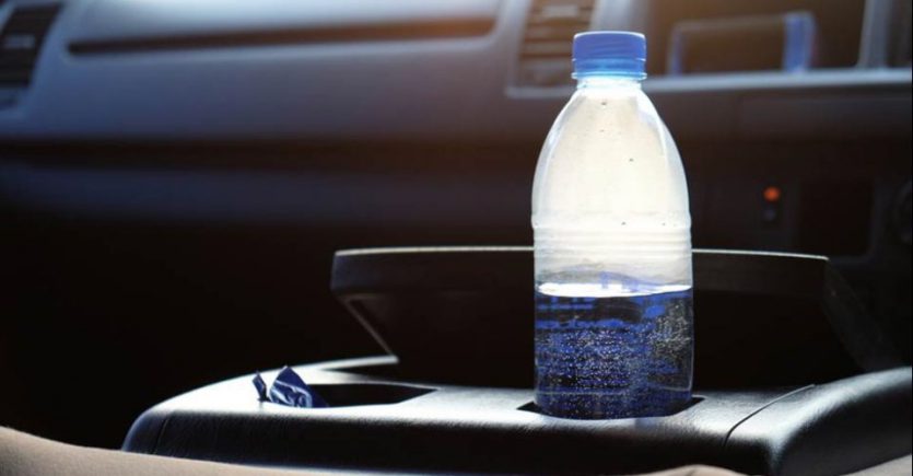 E tmerrshme! Kolegia e zyrës i hedh acid në shishen e ujit