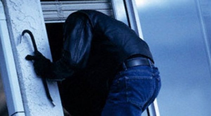 Emri/ Bëri namin me vjedhje në banesa, arrestohet 38-vjeçari