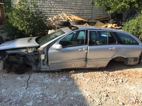 EMRAT/ Vodhën “Benz”-in dhe e çmontuan për ta shitur, kapen pronarët e servisit