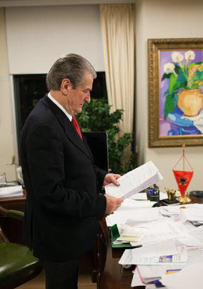 LETRA/ Nëna e dëshpëruar i shkruan Berishës: Kryetari i PS-së më mori vajzën për prostitutë