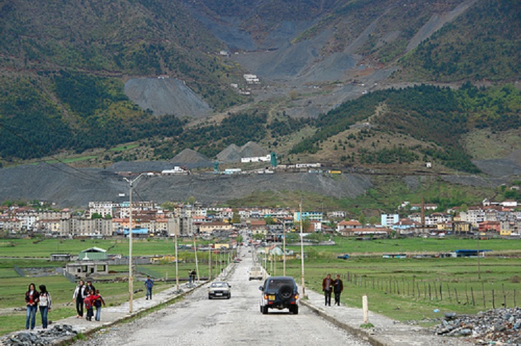 “Toyota” del jashtë rruge, rëndë drejtuesi e dy pasagjerët