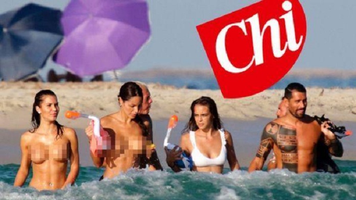 Futbollisti fotografohet mes femrave topless