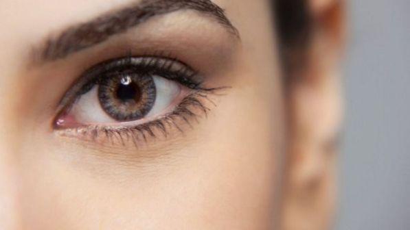 Gruaja zbulon se ka jetuar 28 vite me një lente kontakti të ngecur në sy